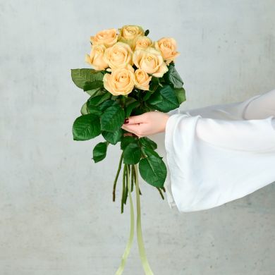 Букет из 9 кремовых Российских роз