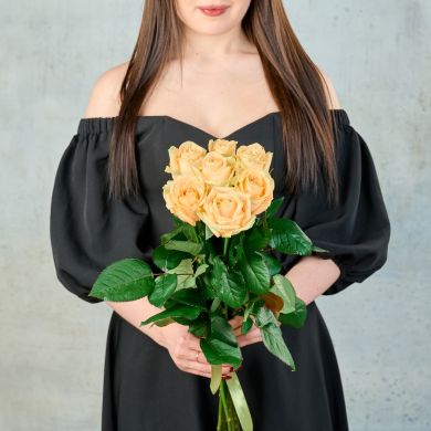 Букет из 7 кремовых Российских роз