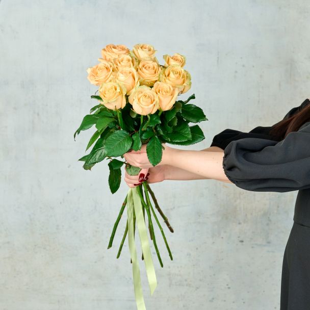 Букет из 11 кремовых Российских роз