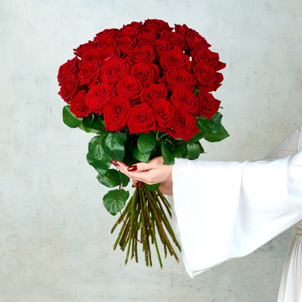Букет из 35 красных  Российских роз